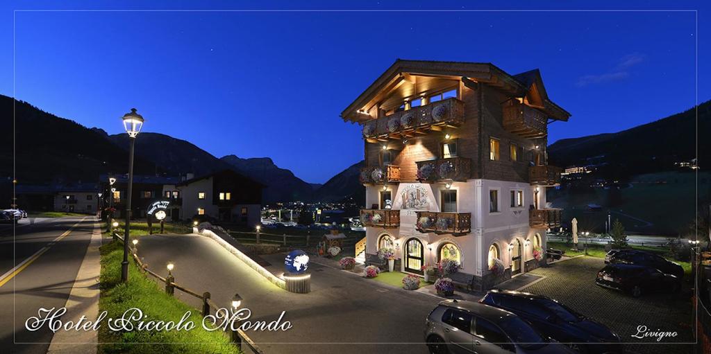 un gran edificio con una rampa de patinaje delante de él en Hotel Piccolo Mondo, en Livigno