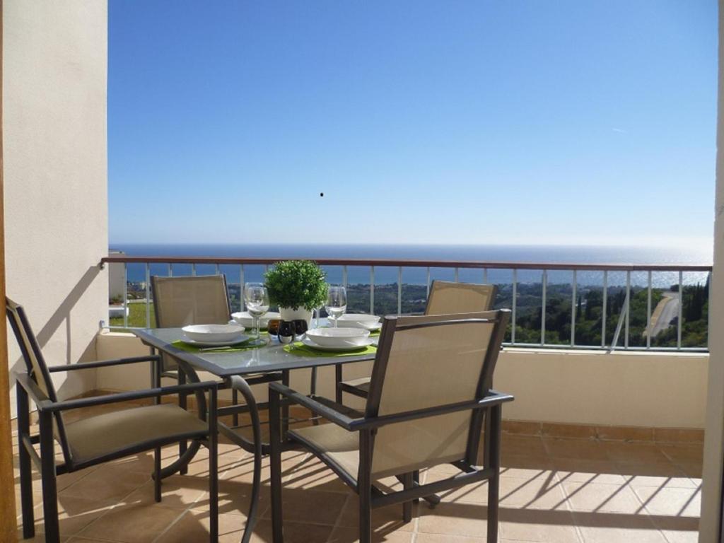 ein Tisch und Stühle auf einem Balkon mit Aussicht in der Unterkunft Fine Duplex Apartment with Stunning Sea Views in Marbella