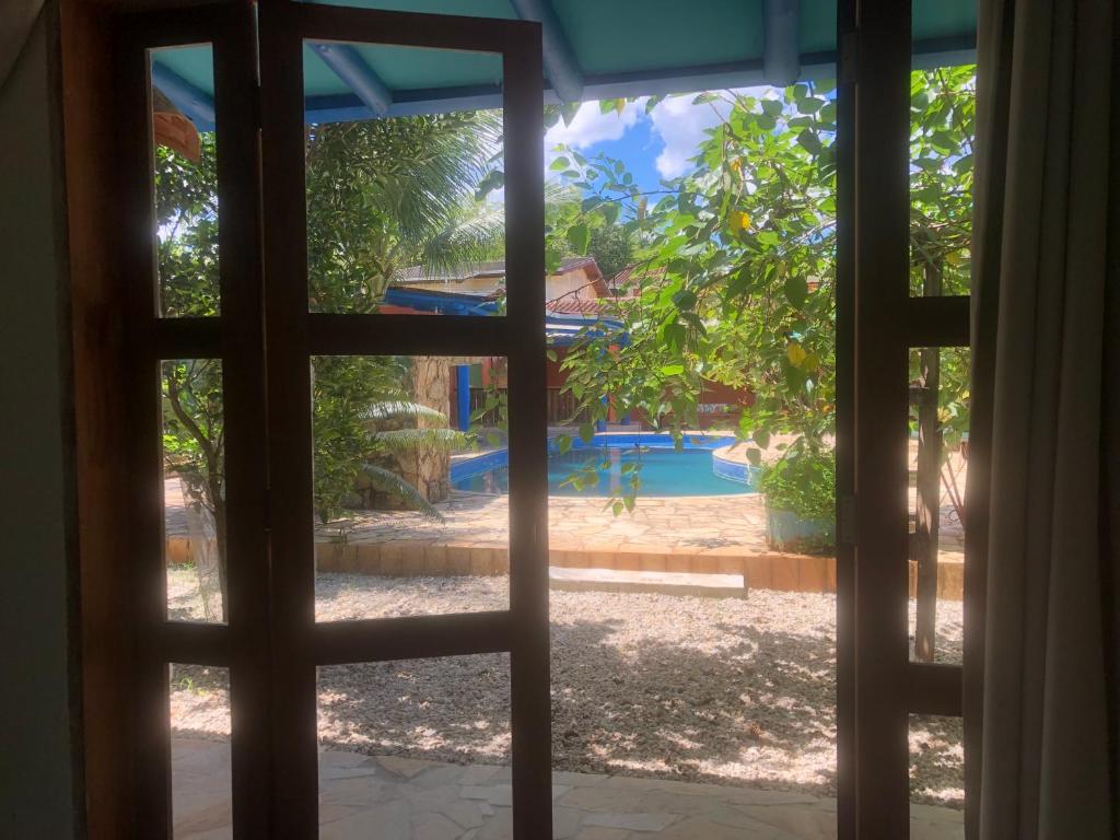 ein offenes Fenster mit Poolblick in der Unterkunft A casa di Maria in Ubatuba