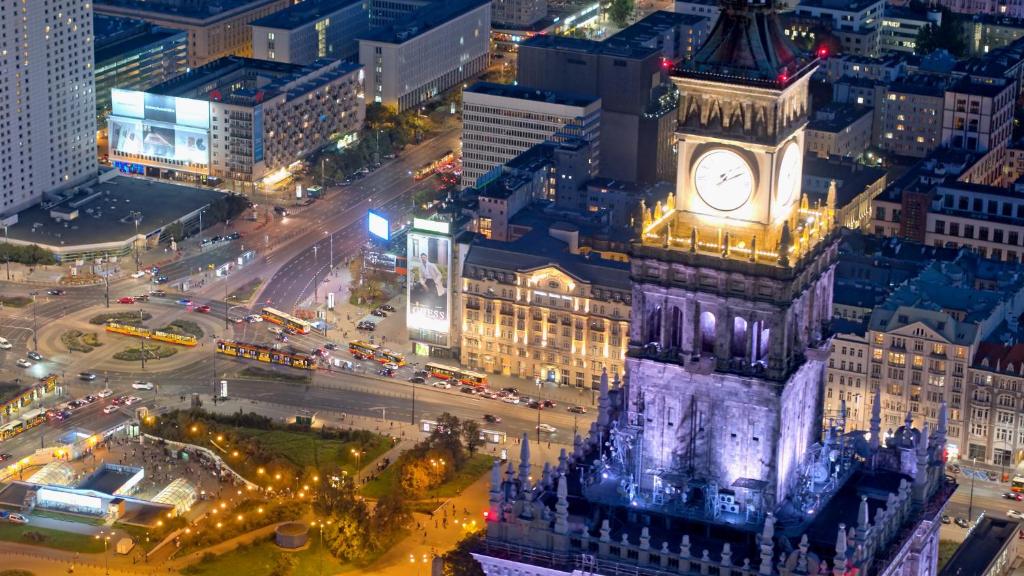 einen Blick auf den großen Ben Uhrturm in der Nacht in der Unterkunft Hotel Polonia Palace in Warschau