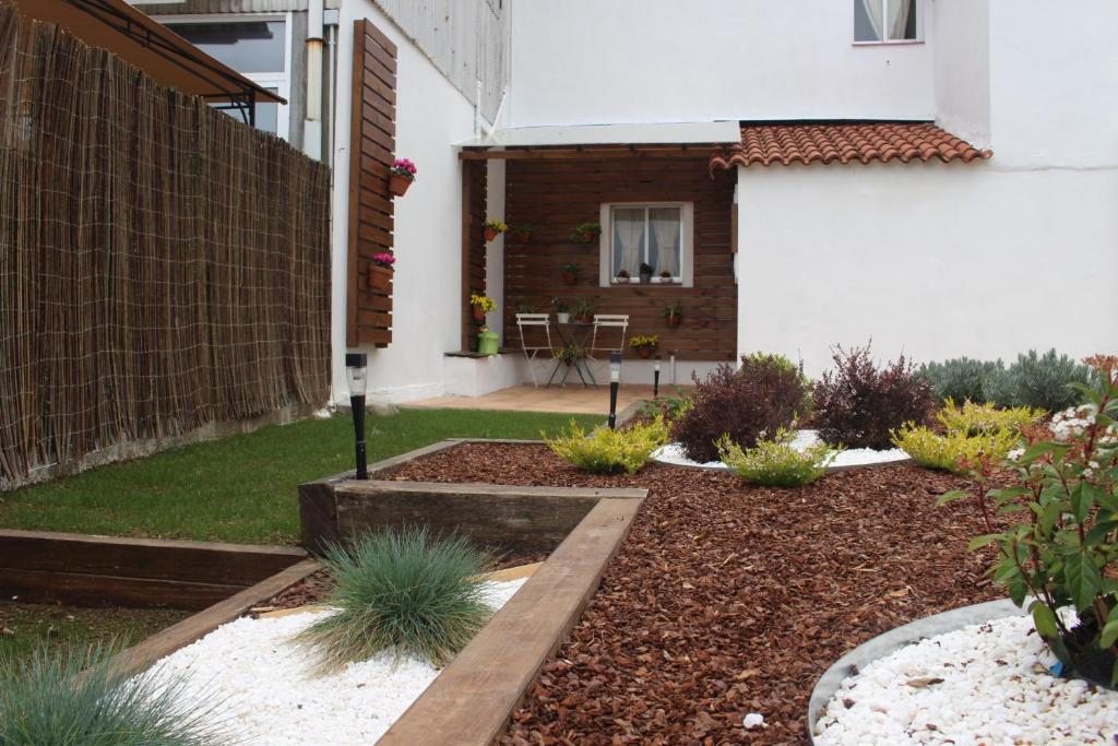 un jardín frente a una casa en A Parada do Camiño en Arzúa