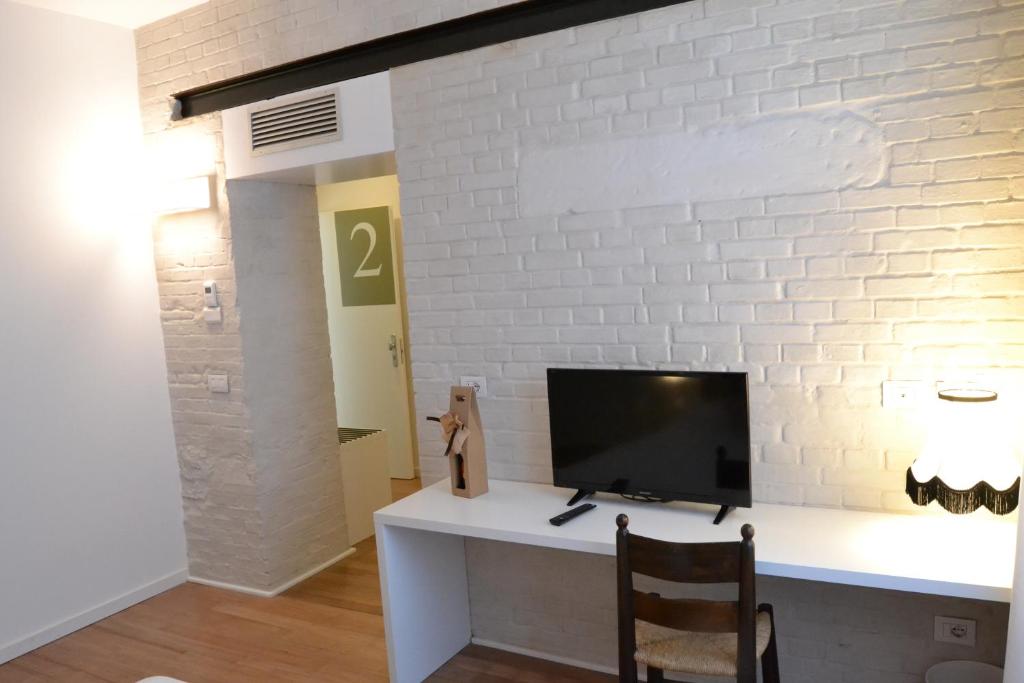 TV a/nebo společenská místnost v ubytování Albergo Il Rientro