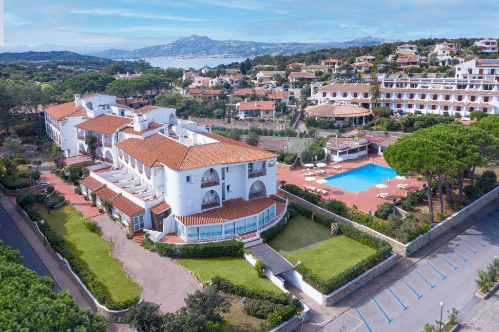 una vista aérea de una casa con piscina en Club Hotel Cormorano, en Baja Sardinia