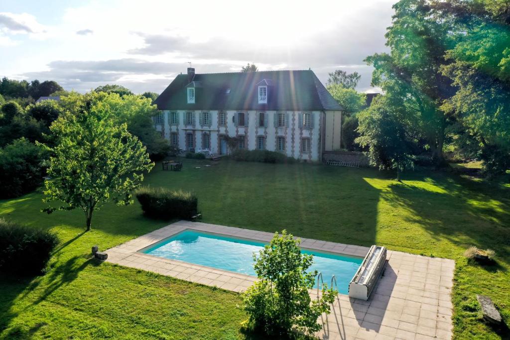 z góry widok na duży dom z basenem w obiekcie Au vieux Château w mieście Villotran
