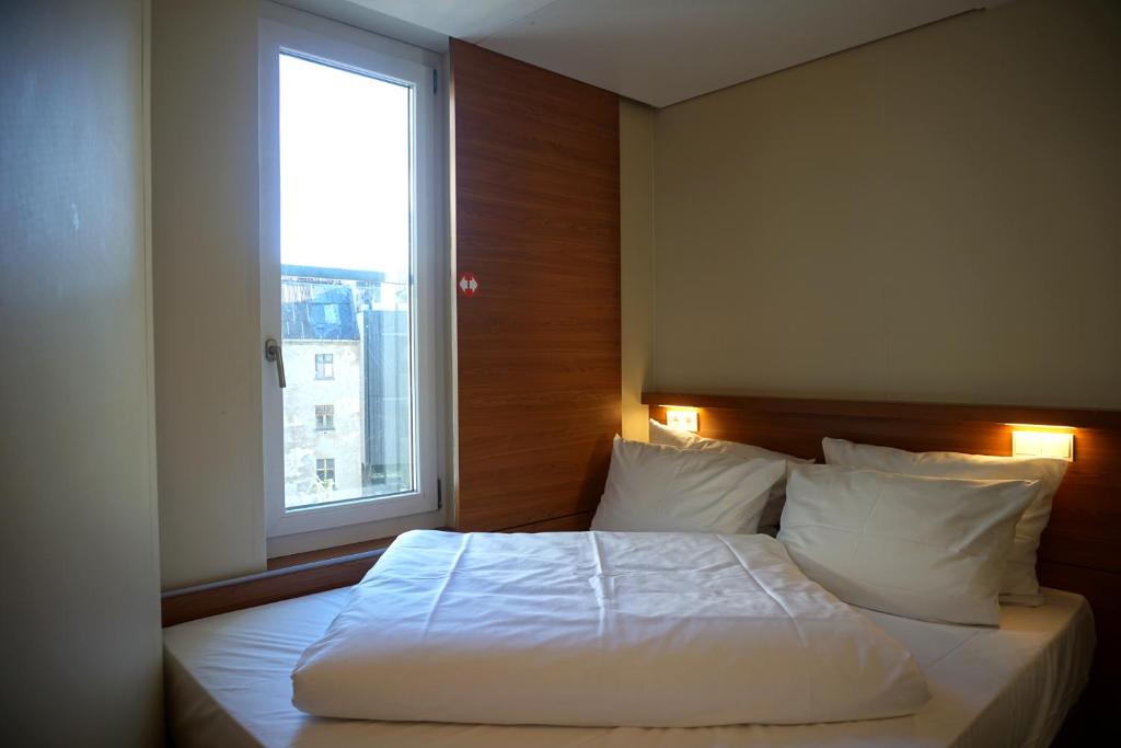 Postel nebo postele na pokoji v ubytování easyHotel Berlin Hackescher Markt