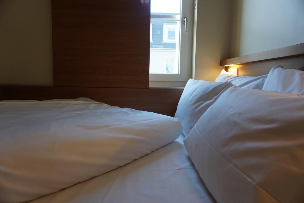 Postel nebo postele na pokoji v ubytování easyHotel Berlin Hackescher Markt