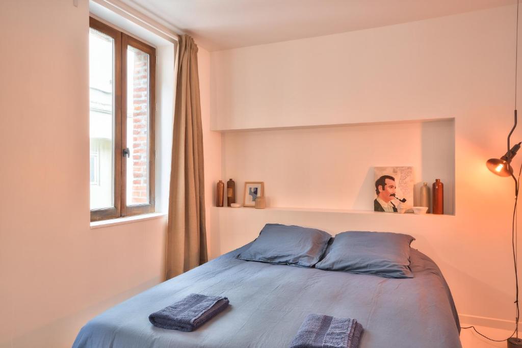 La maison du p&ecirc;cheur tesisinde bir odada yatak veya yataklar
