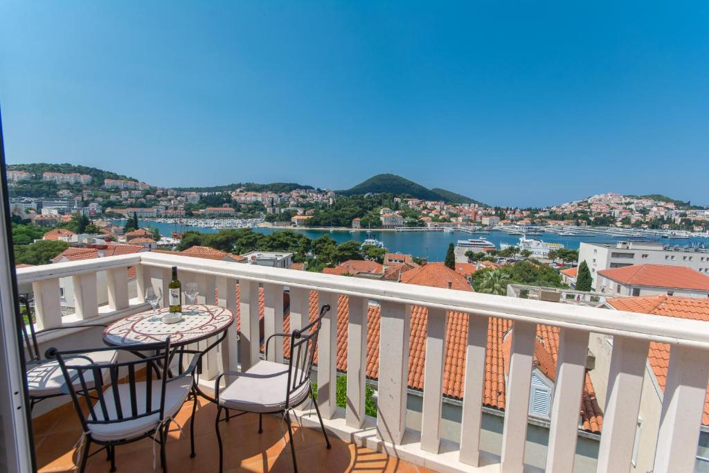 balcone con tavolo, sedie e vista di MODERN APARTMENT WITH SEA VIEW a Dubrovnik