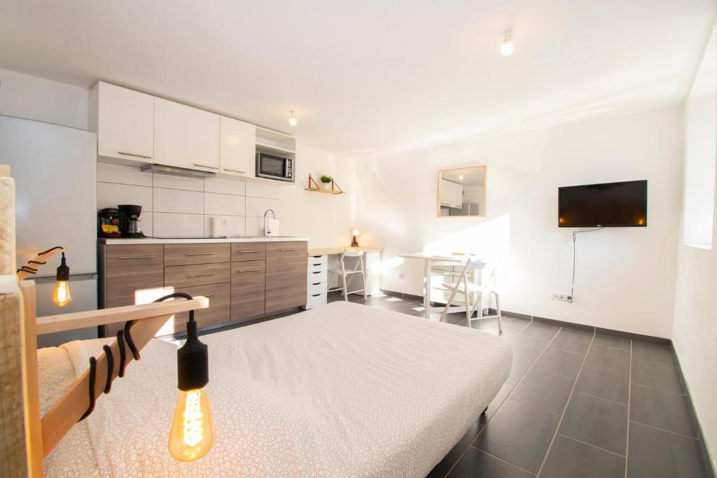 Studio 002 neuf proche gare TGV, A36 et Hôpital - Apartamento De Una Habitación