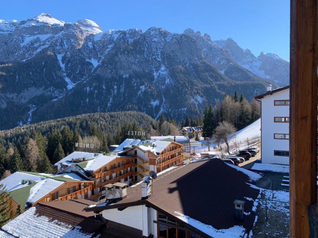 - une vue sur un complexe avec des montagnes en arrière-plan dans l'établissement Appartamento panorama, à Folgarida