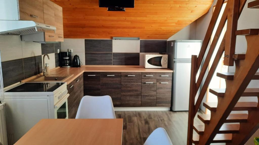 Kuchnia lub aneks kuchenny w obiekcie Apartmány u Jiroušů