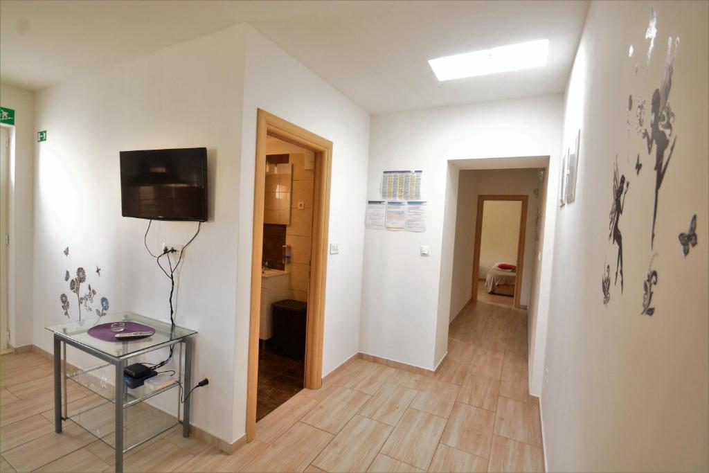 Televízia a/alebo spoločenská miestnosť v ubytovaní Kala and Tina apartments