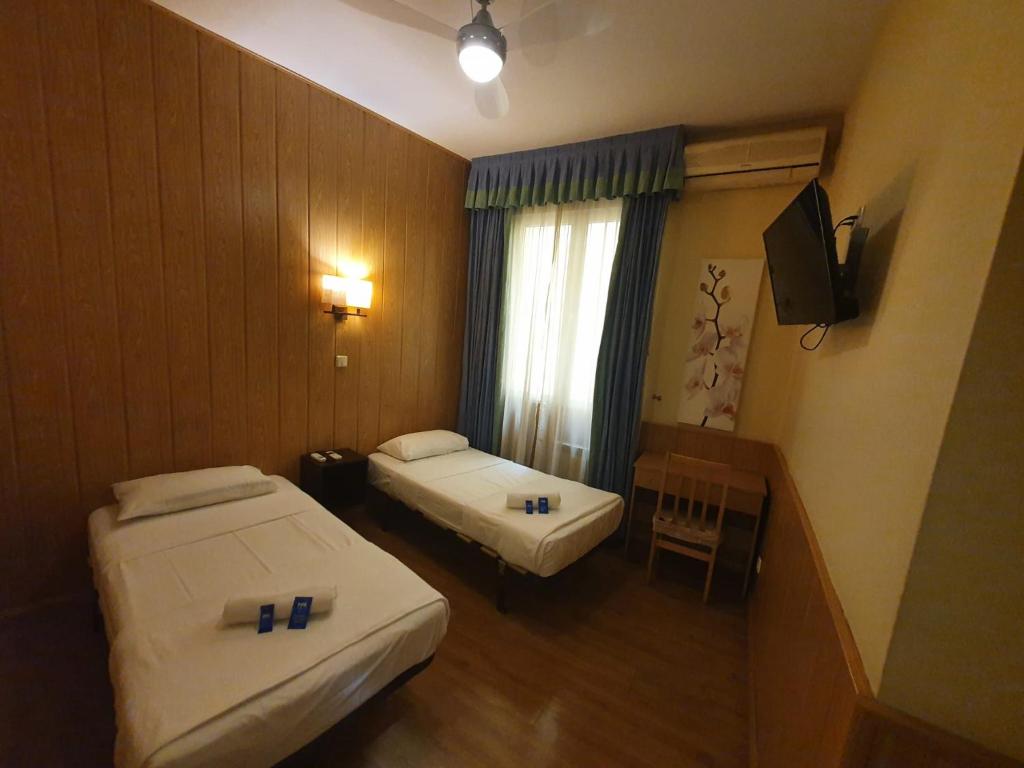 Cama o camas de una habitación en Hostal Oporto