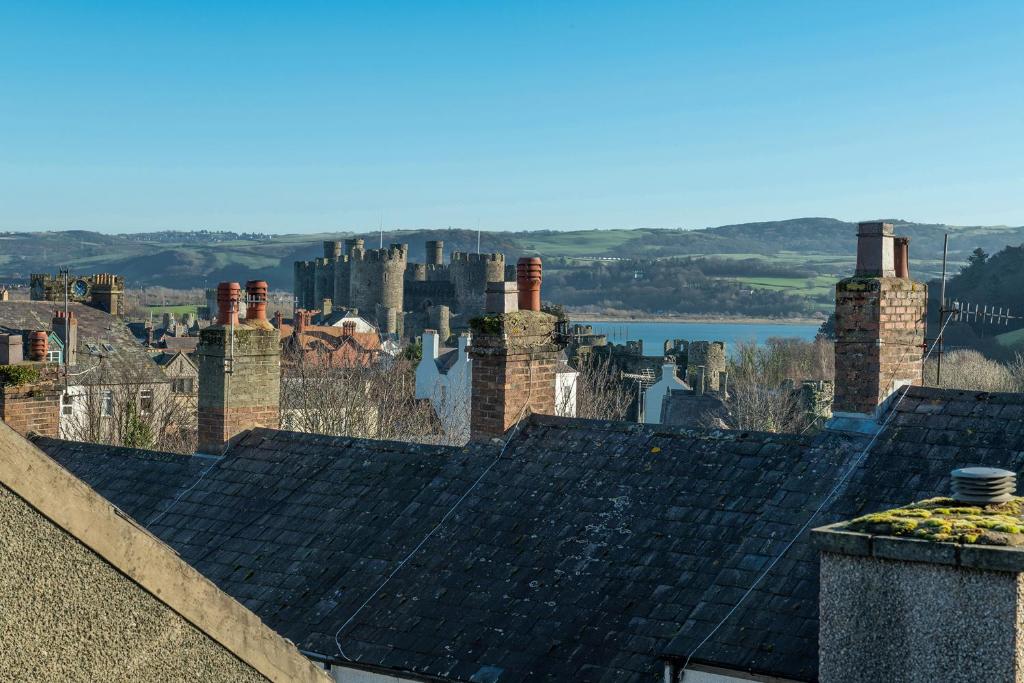 コンウィにあるConwy View Cottageの建物の屋根から市街の景色を望む