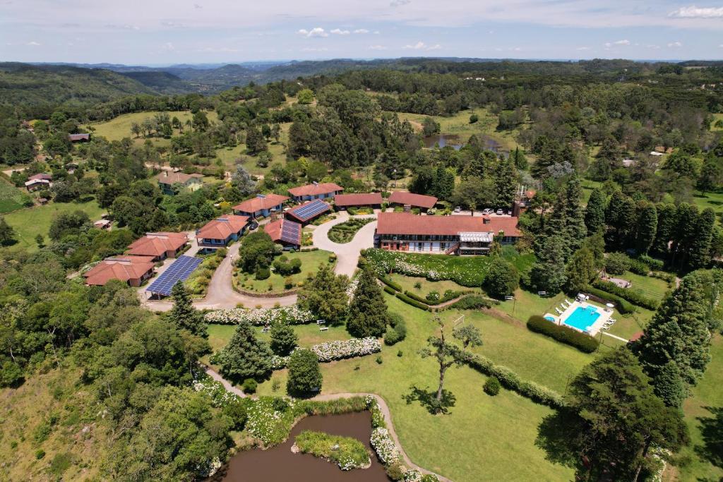 uma vista aérea de uma grande propriedade com um resort em Hotel Bangalôs da Serra em Gramado