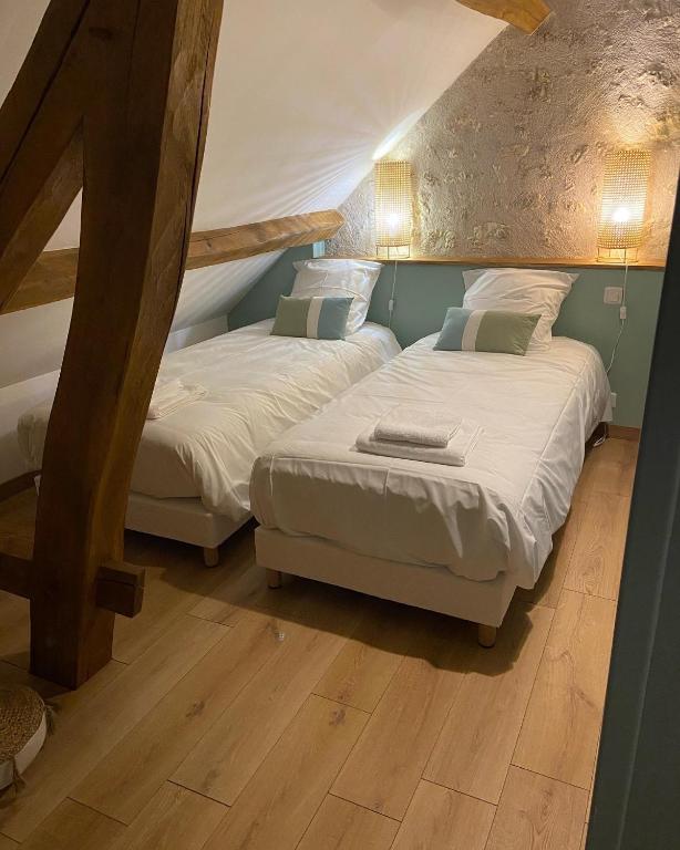 Postel nebo postele na pokoji v ubytování La Charmeraie : gîte de charme, piscine et spa