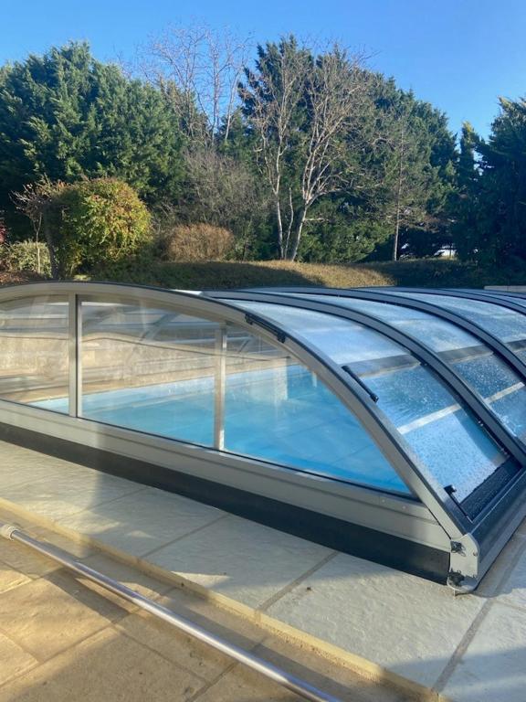 Bazén v ubytování La Charmeraie : gîte de charme, piscine et spa nebo v jeho okolí