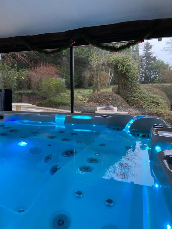 Bazén v ubytování La Charmeraie : gîte de charme, piscine et spa nebo v jeho okolí