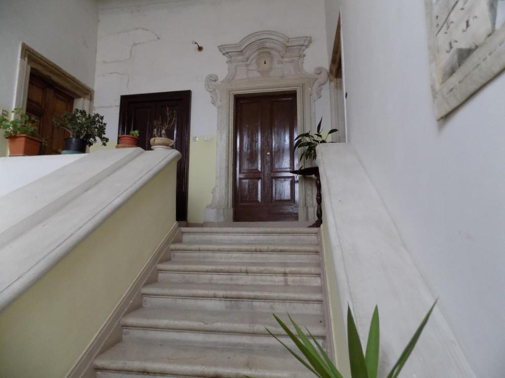 - un escalier dans une maison avec une porte en bois dans l'établissement AL CONVENTO, à Scanno