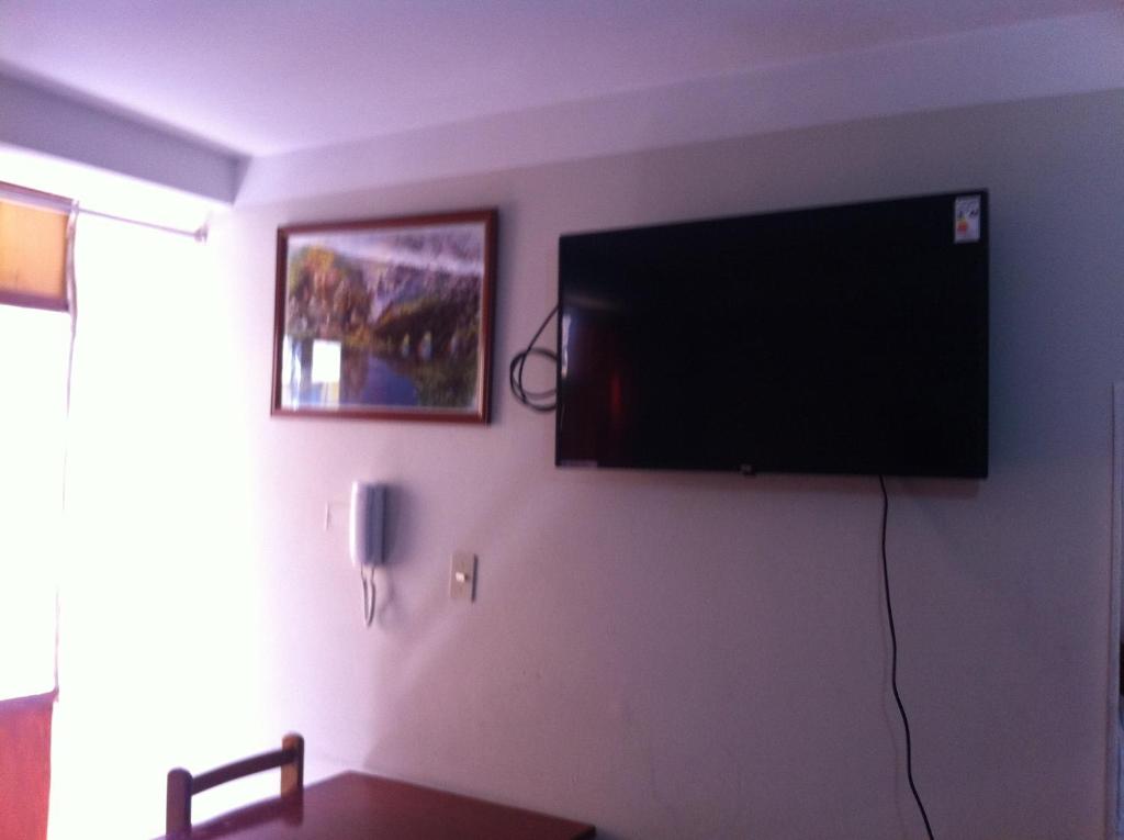 TV a/nebo společenská místnost v ubytování El Balcon Hostal