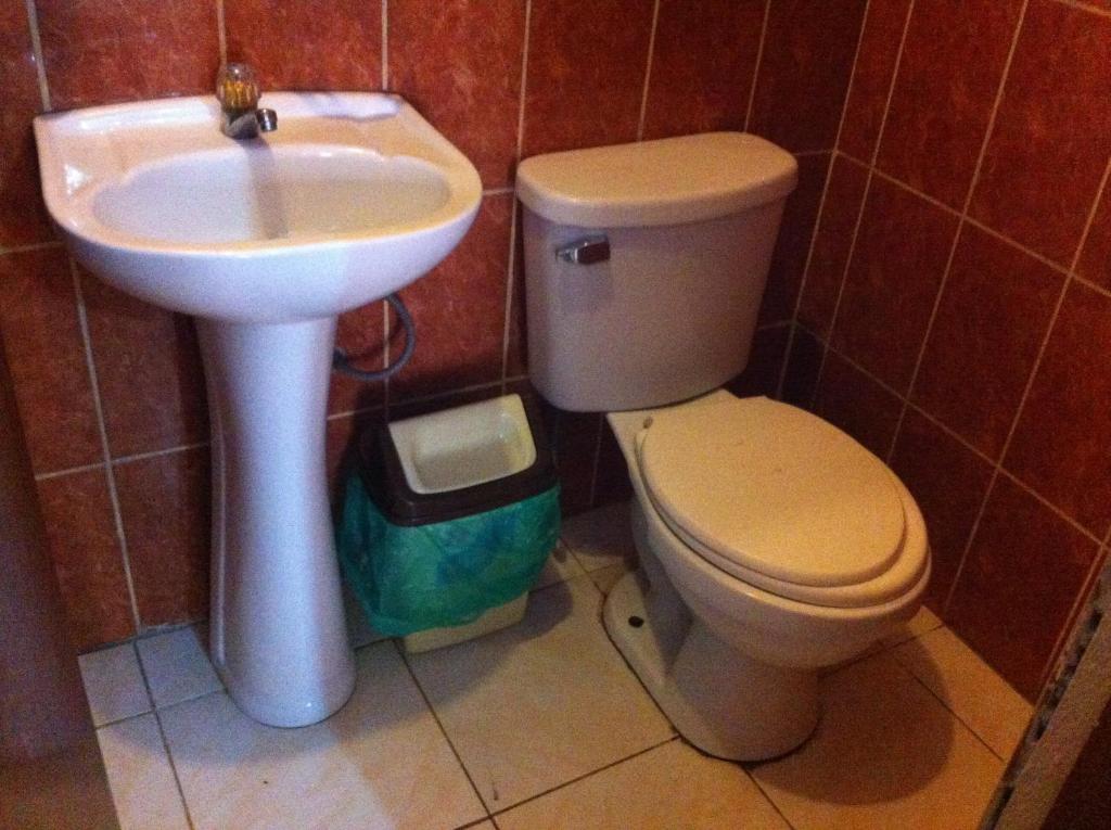 Koupelna v ubytování El Balcon Hostal