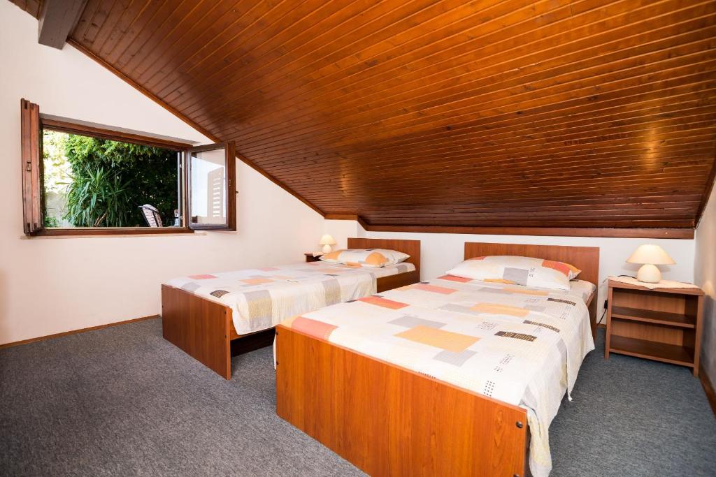 Posteľ alebo postele v izbe v ubytovaní Apartment Srđ