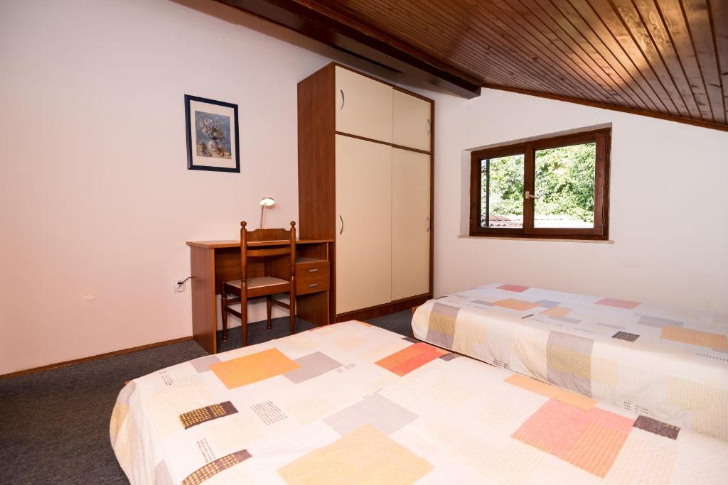 Posteľ alebo postele v izbe v ubytovaní Apartment Srđ