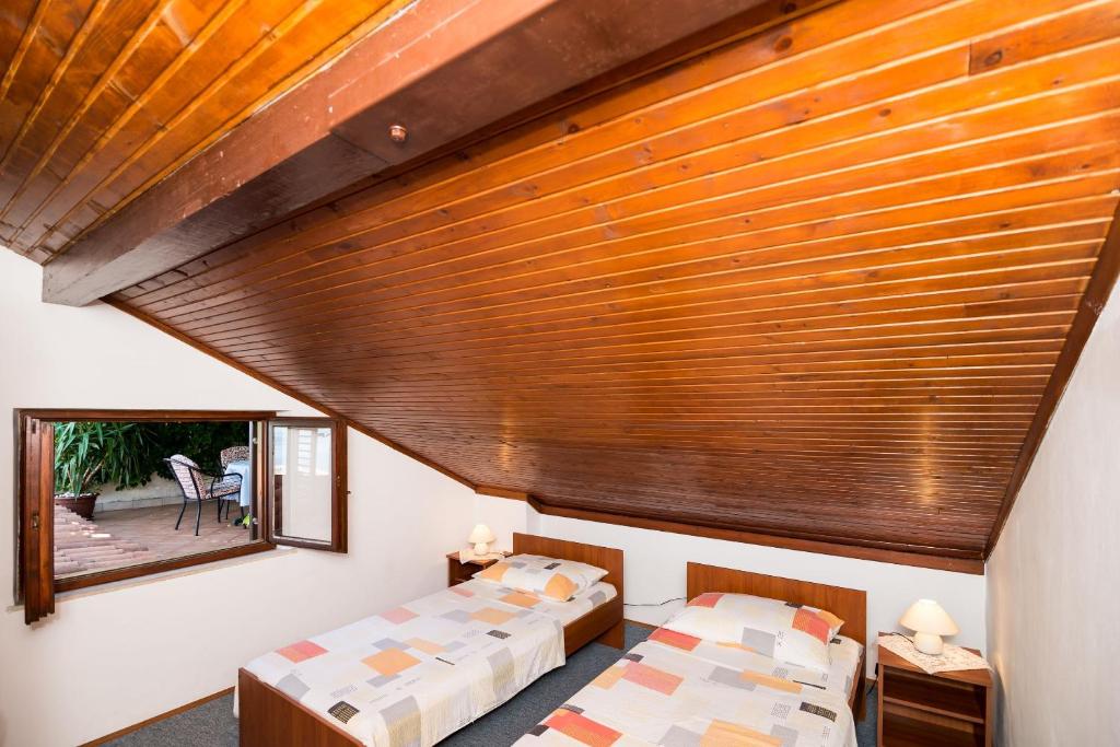 Posteľ alebo postele v izbe v ubytovaní Apartment Srđ