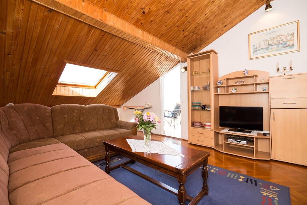 Televízia a/alebo spoločenská miestnosť v ubytovaní Apartment Srđ