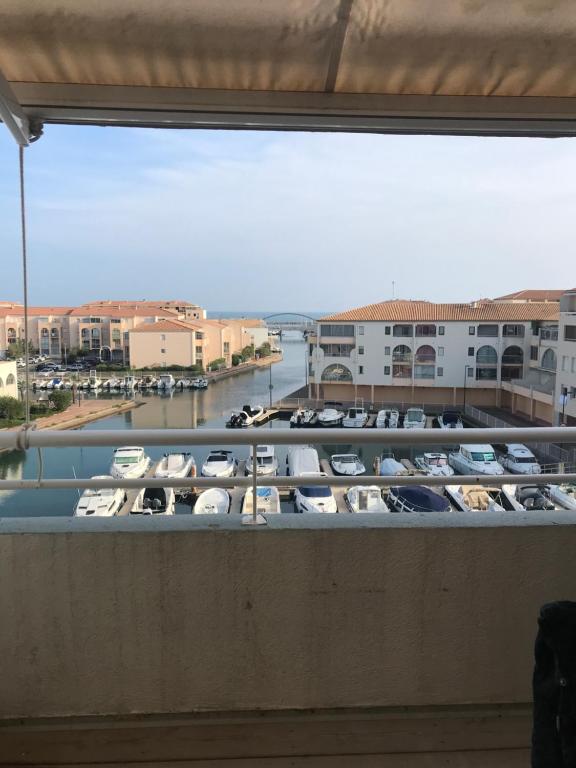 une vue d'une marina avec des bateaux dans l'eau dans l'établissement T2 vue mer Mezzanine les Quilles Sète, à Sète