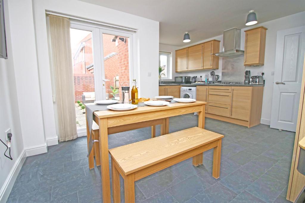 een keuken met een tafel en stoelen. bij Dock House - 5 Bedroom House - Sleeps 7 in Newport