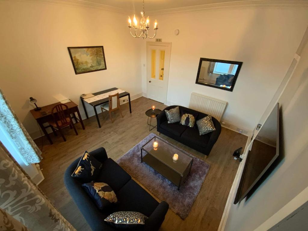 uma sala de estar com um sofá e uma mesa em Aberdeen haven in Aberdeen city center em Aberdeen