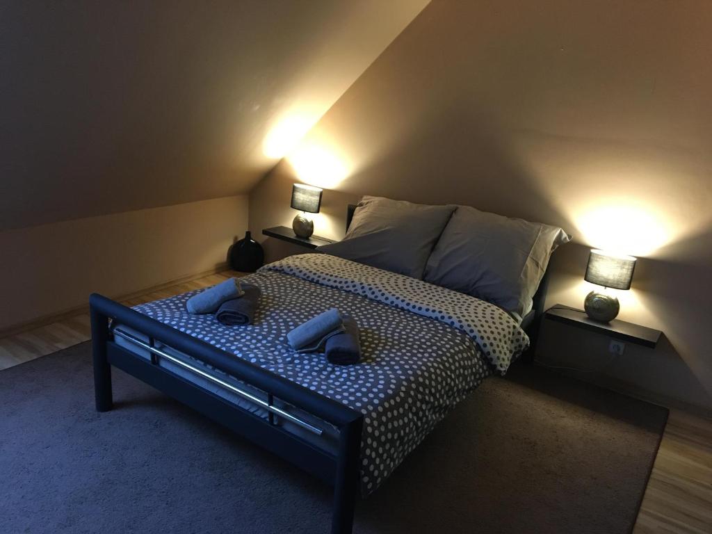 Posteľ alebo postele v izbe v ubytovaní Apartament