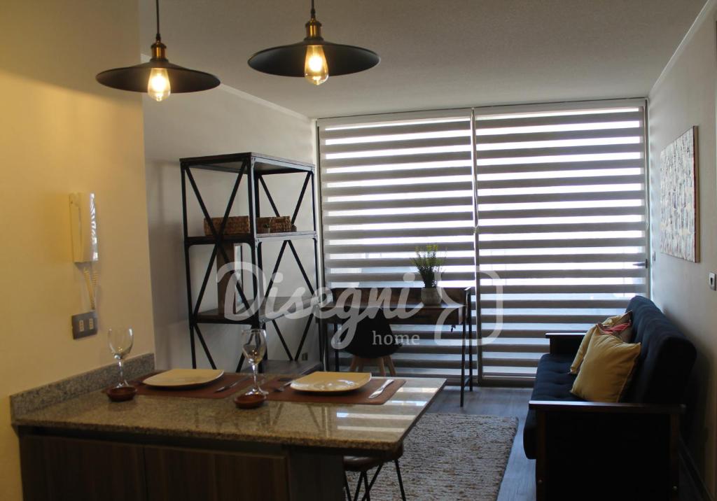 安托法加斯塔的住宿－Departamento Av Argentina Antofagasta Disegni 05，客厅配有桌子和沙发