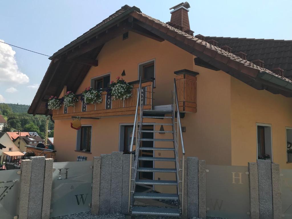 una casa con una scala sul lato di Wenzels Ferienwohnung im Südschwarzwald a Stühlingen