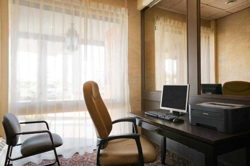 TV a/nebo společenská místnost v ubytování Ramada by Wyndham Lethbridge