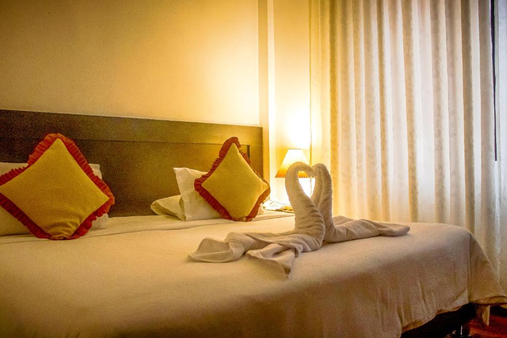 Un pat sau paturi într-o cameră la CHINKANA DEL INKA HOTEL