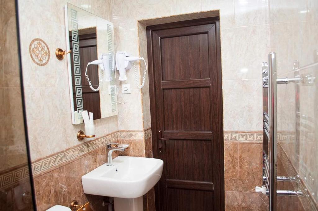 Koupelna v ubytování Ahana Hotel