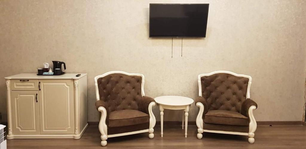 TV a/nebo společenská místnost v ubytování Ahana Hotel