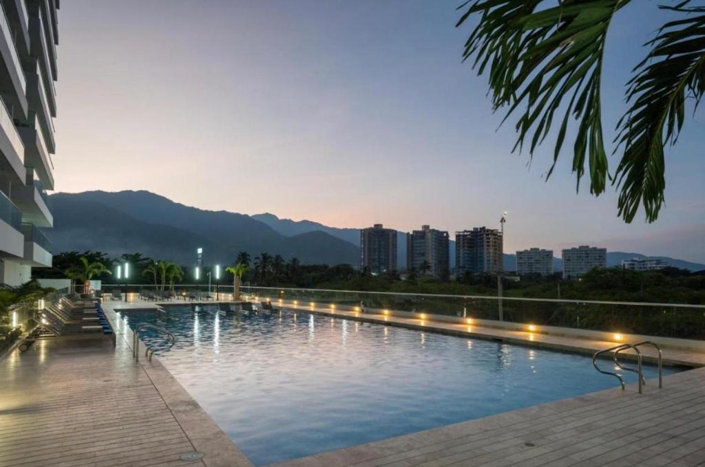 una gran piscina con una ciudad en el fondo en Edificio kuali apto 1704, en Santa Marta