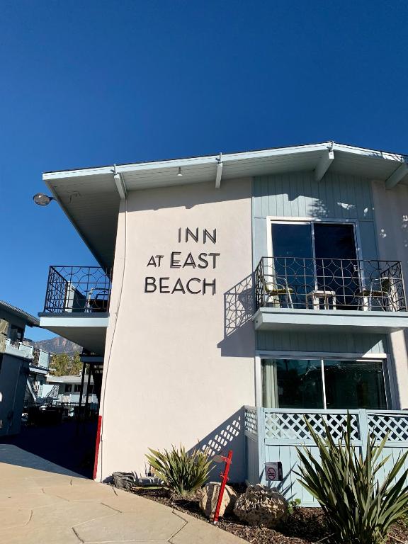 ein Gebäude mit einem Schild, das Gasthaus am Oststrand liest in der Unterkunft Inn at East Beach in Santa Barbara