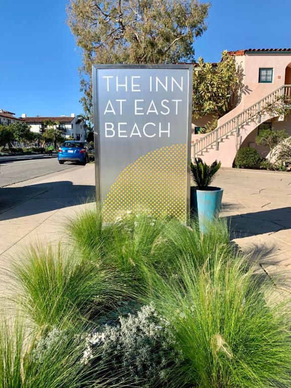 ein Schild, das das Gasthaus am Oststrand liest in der Unterkunft Inn at East Beach in Santa Barbara
