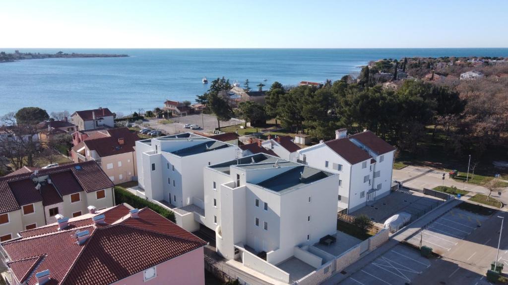 - une vue aérienne sur les maisons et l'océan dans l'établissement A&V Residence, à Novigrad