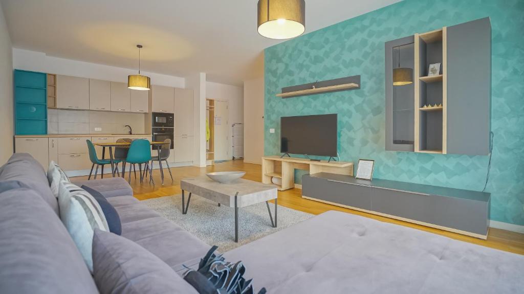 un soggiorno con divano e tavolo e una cucina di HVA Premium Apartments a Braşov