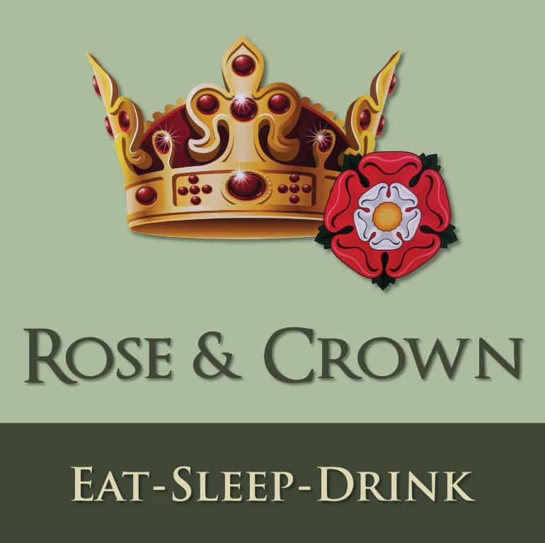 una corona encima de un cartel con una flor en Rose and Crown at Redmarley en Redmarley DʼAbitot