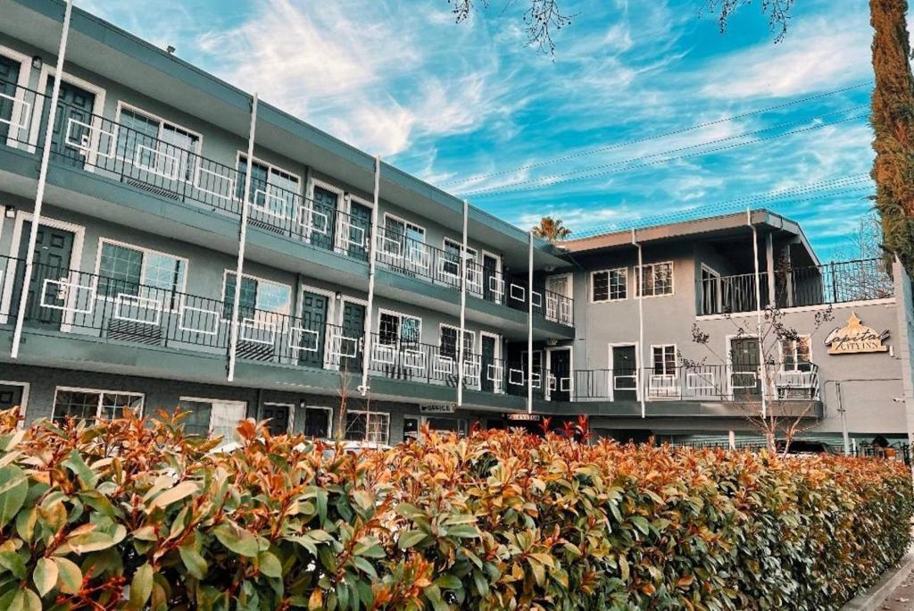 a large building with balconies and bushes in front of it at Capital City Inn Downtown Convention Center in Sacramento