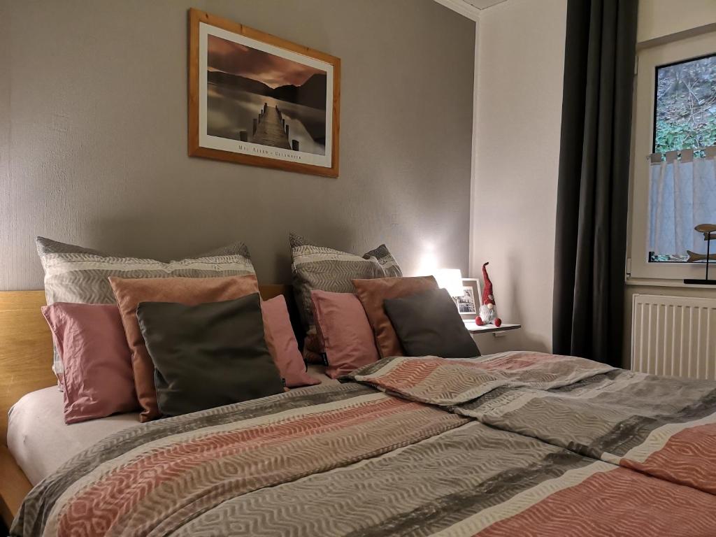 Postel nebo postele na pokoji v ubytování diemelseeholiday romantisches Ferienhaus im Sauerland Nähe Willingen Winterberg