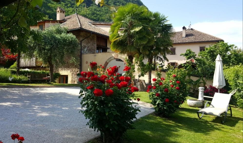 una casa con un mazzo di fiori in giardino di Ansitz Strengherrnhof a Caldaro