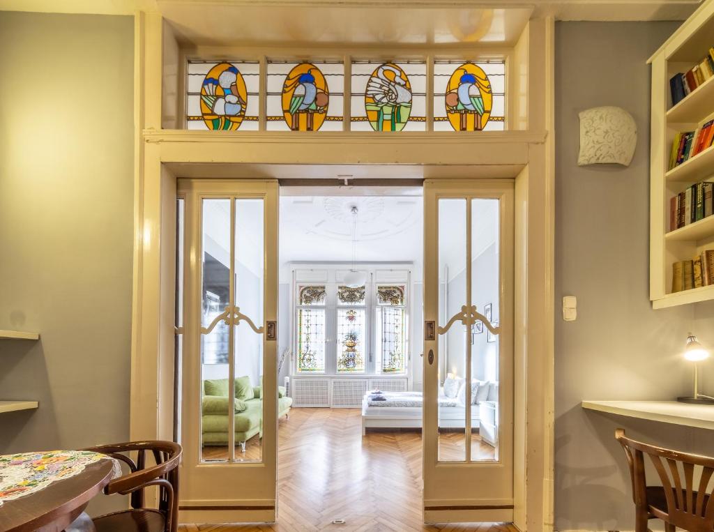 Cette chambre dispose d'une porte ornée de vitraux. dans l'établissement Elisabeth Apartment on Váci Street, à Budapest