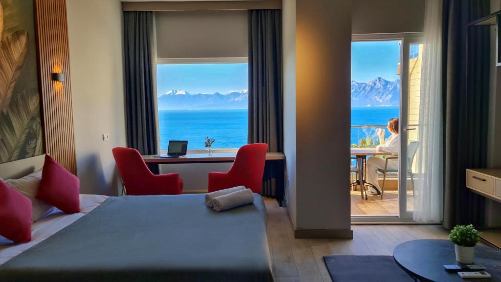 een hotelkamer met uitzicht op de oceaan bij Letstay Panorama Suites in Antalya
